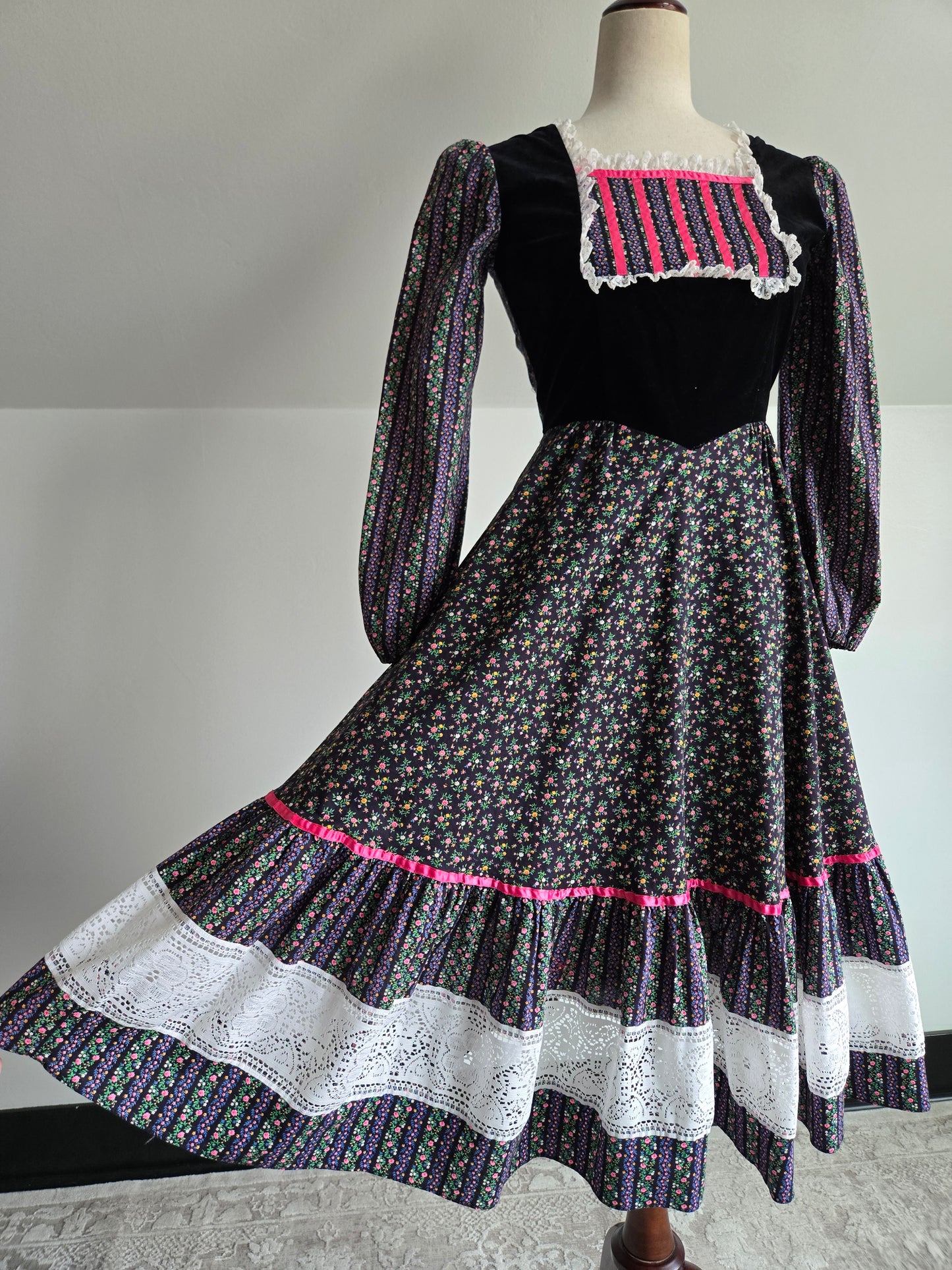 Petite Fashions Vintage 60s Velvet and Floral Prairie Dress - XS