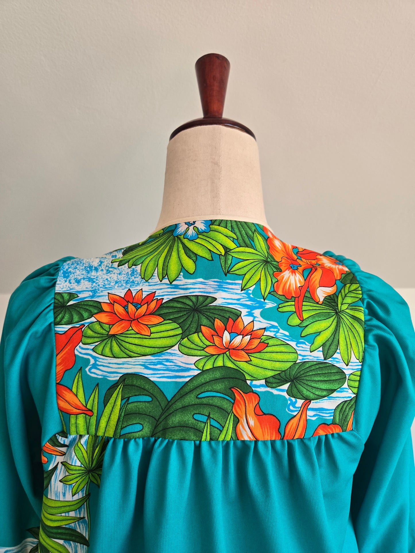 Sidan Hawaii Vintage Waterfall Muumuu - Medium