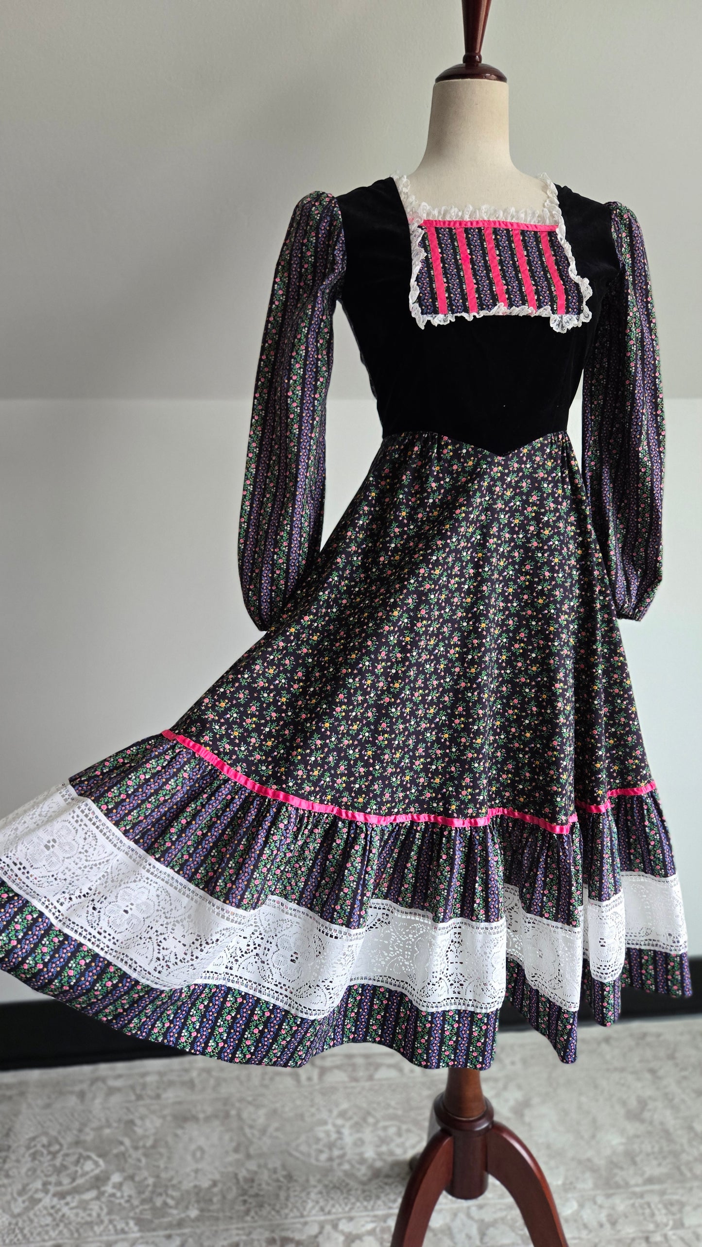 Petite Fashions Vintage 60s Velvet and Floral Prairie Dress - XS