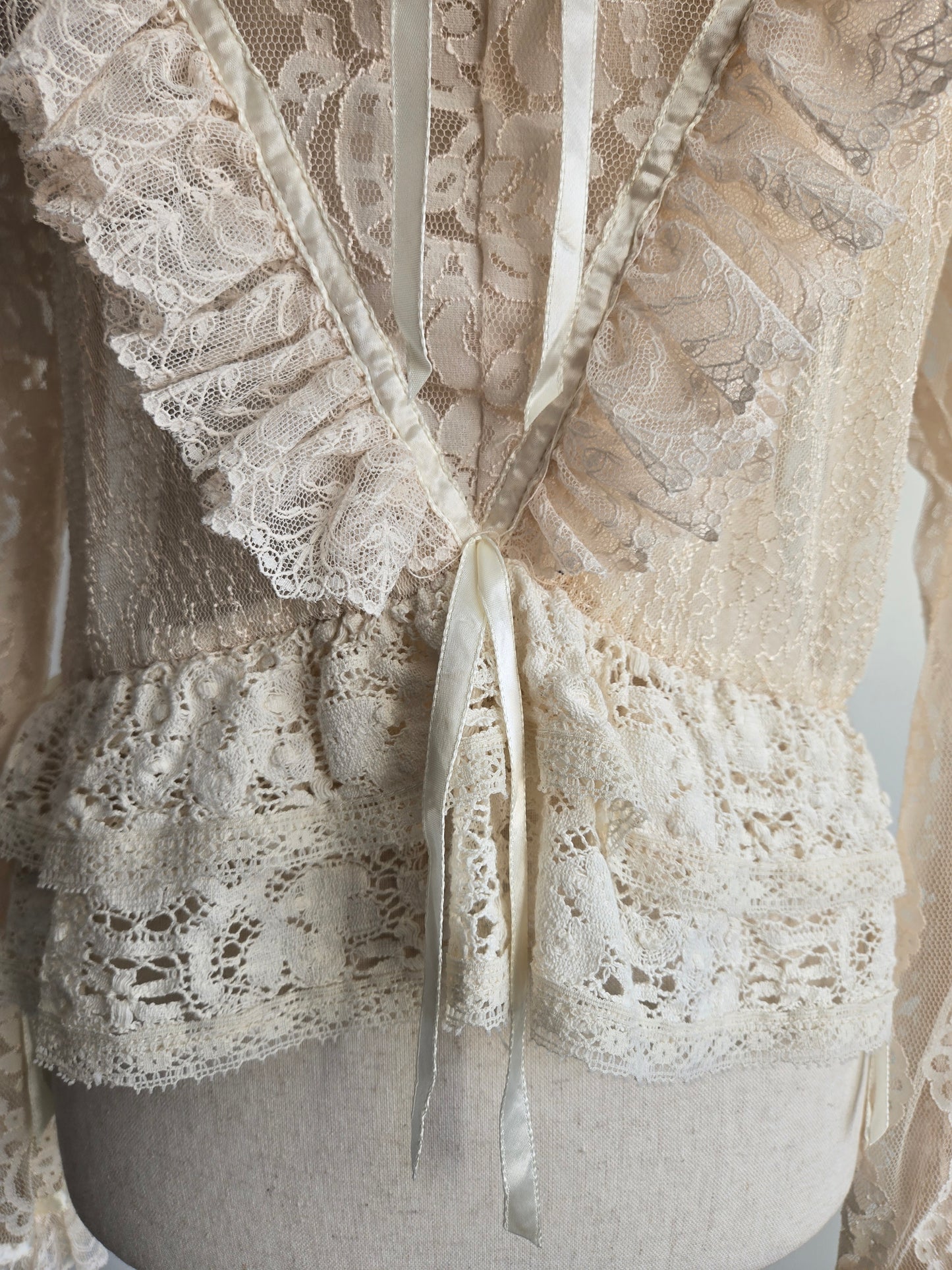 RARE! Vintage Dimensional Lace Blouse - Medium