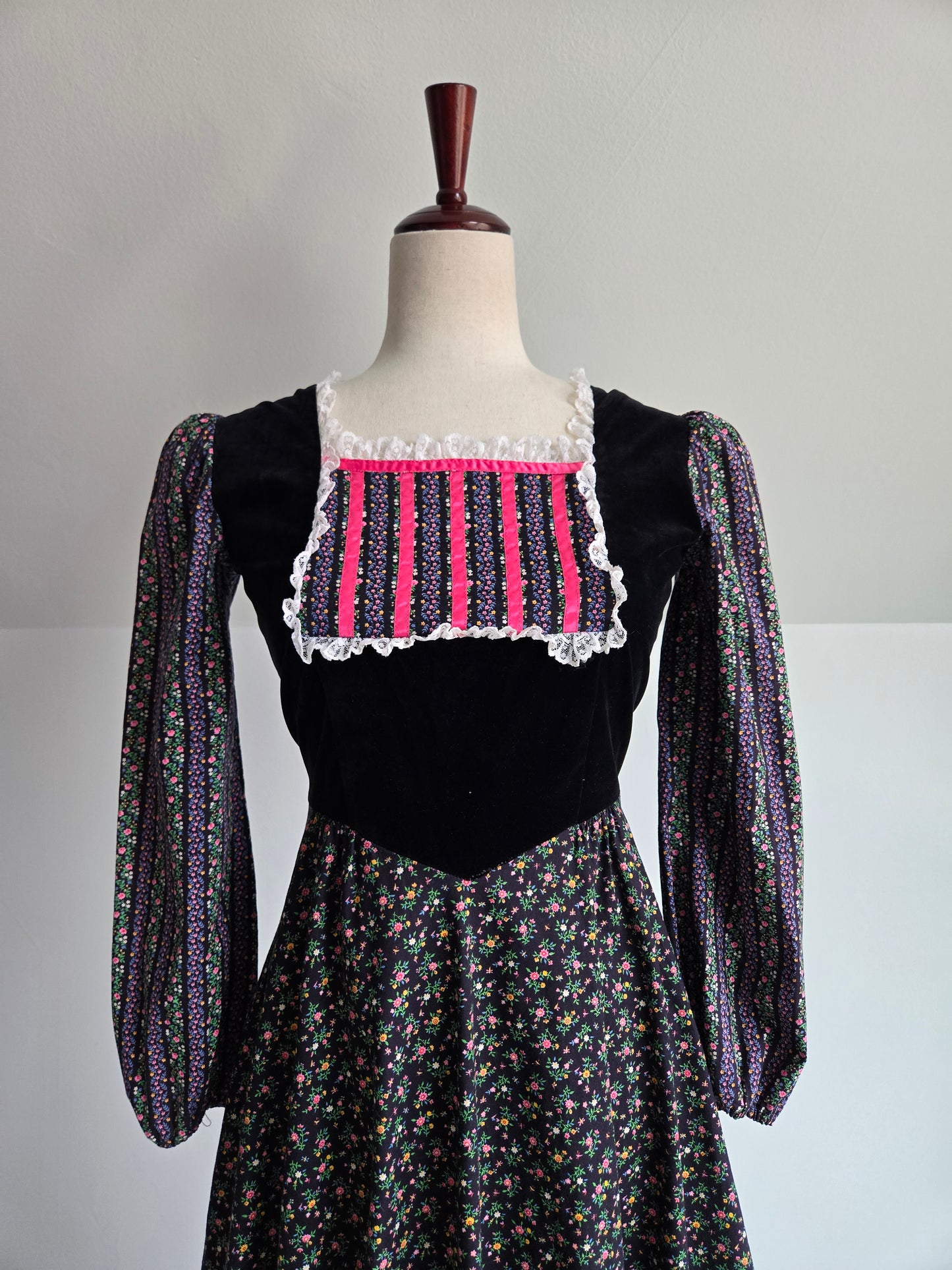 Petite Fashions Vintage 60s Velvet and Floral Prairie Dress - XS