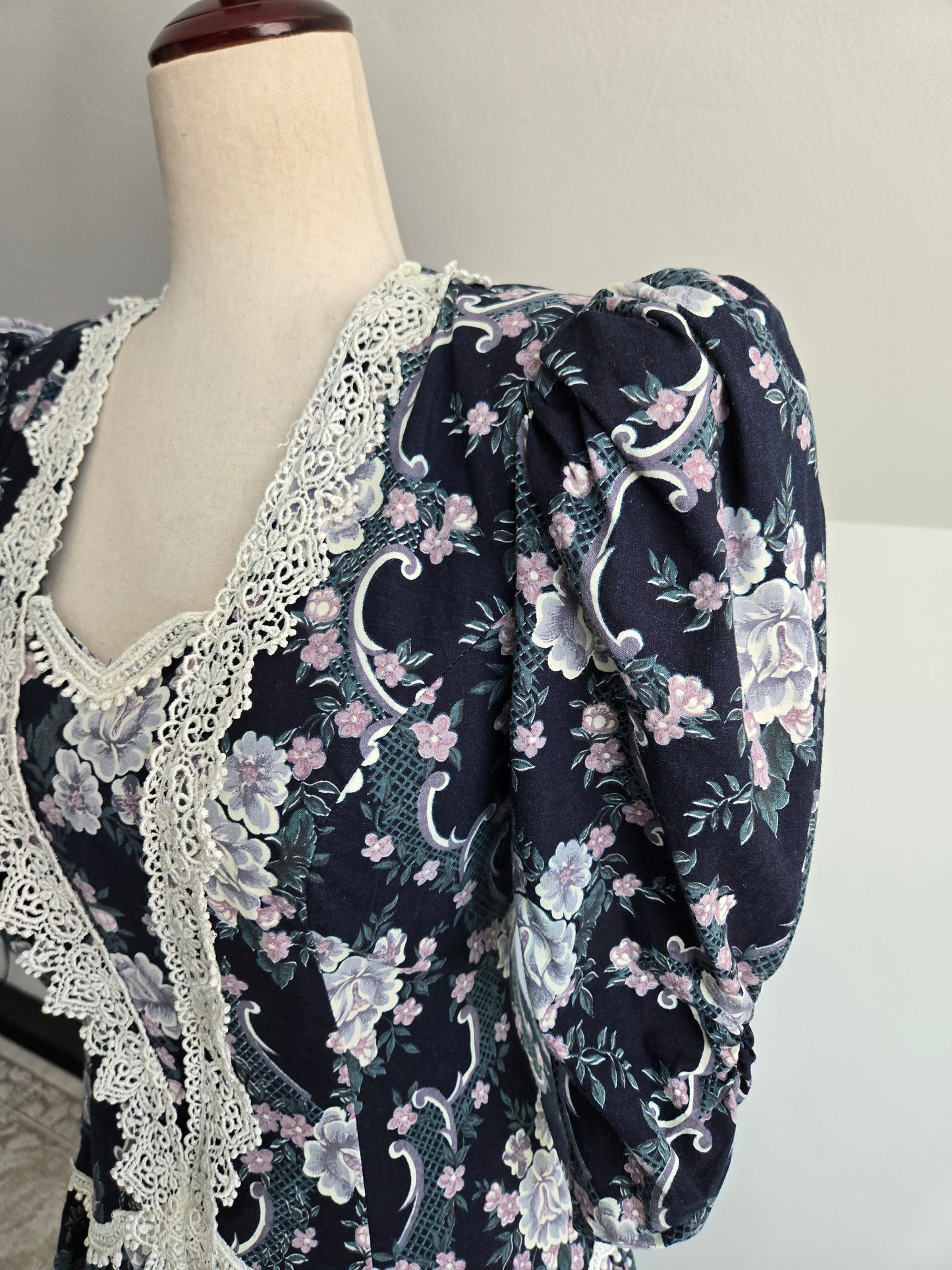 Vintage 80s Gunne Sax by Jessica McClintok Cotton Floral Dress - small