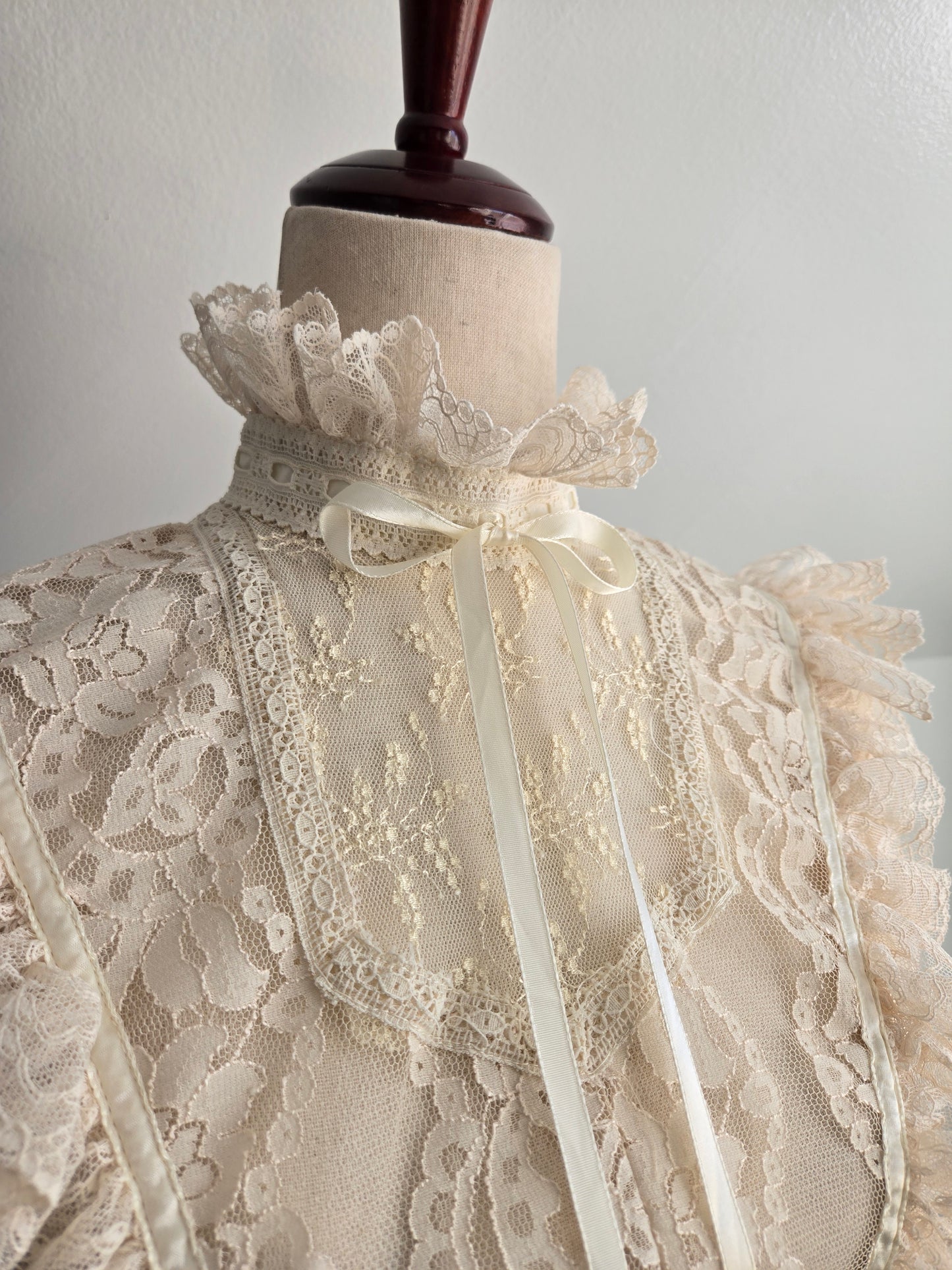 RARE! Vintage Dimensional Lace Blouse - Medium