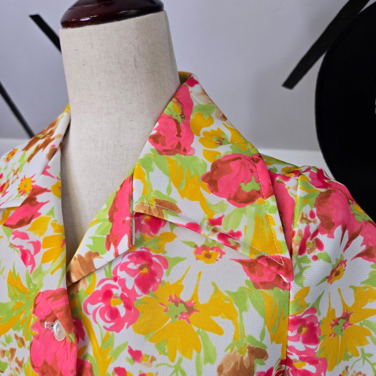 Montgomery Ward Vintage 70s Flower Power Top - size 12