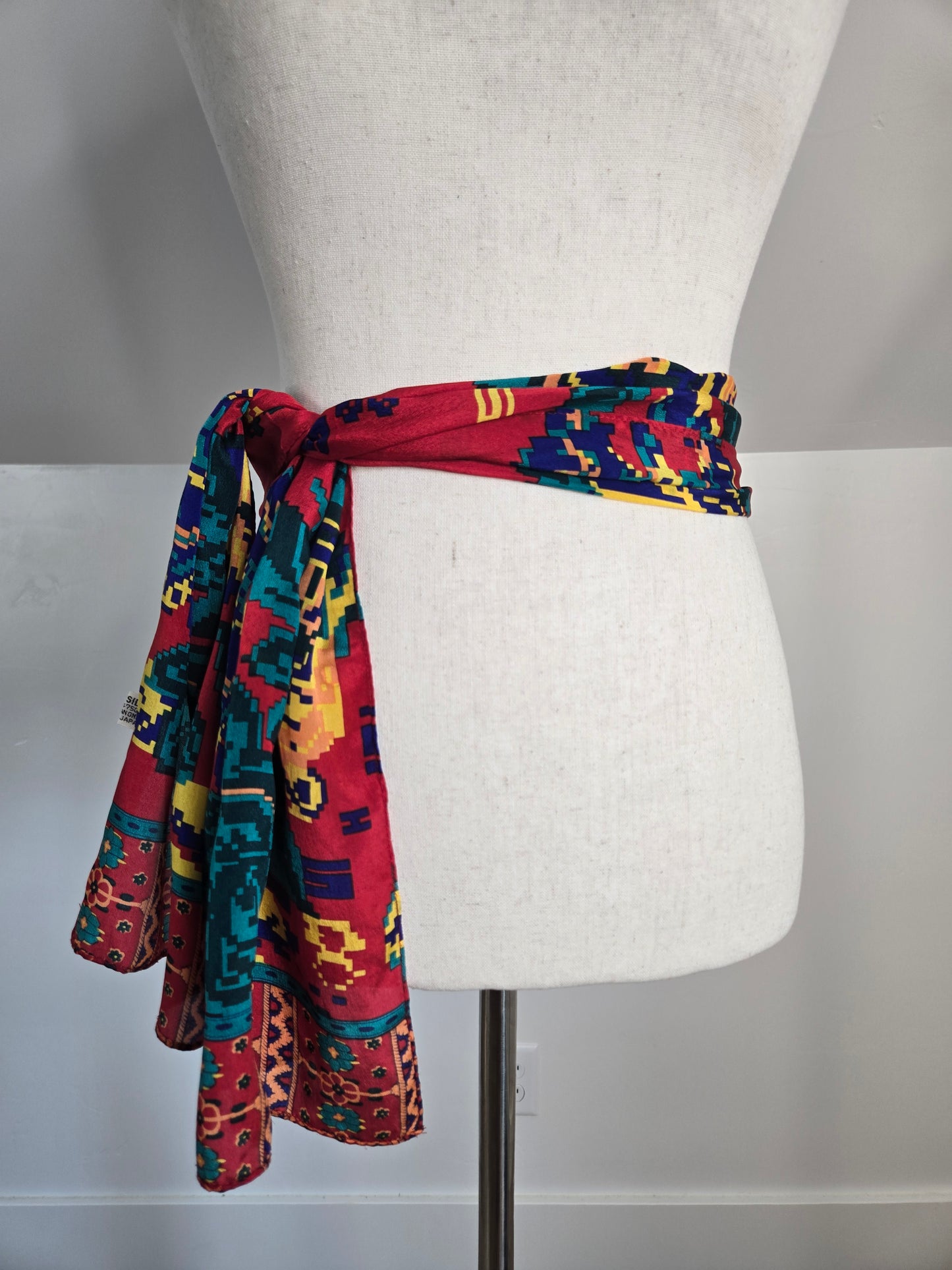 Vintage 100% Silk Mad ein Japan Red Digi Floral Scarf