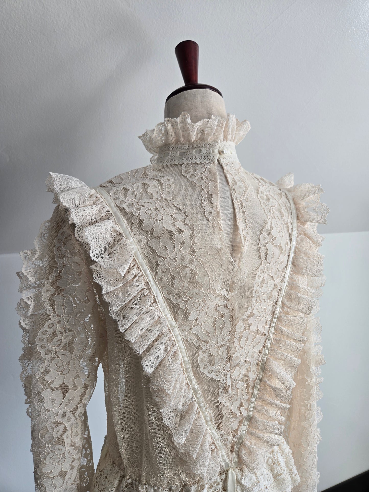 RARE! Vintage Dimensional Lace Blouse - Medium