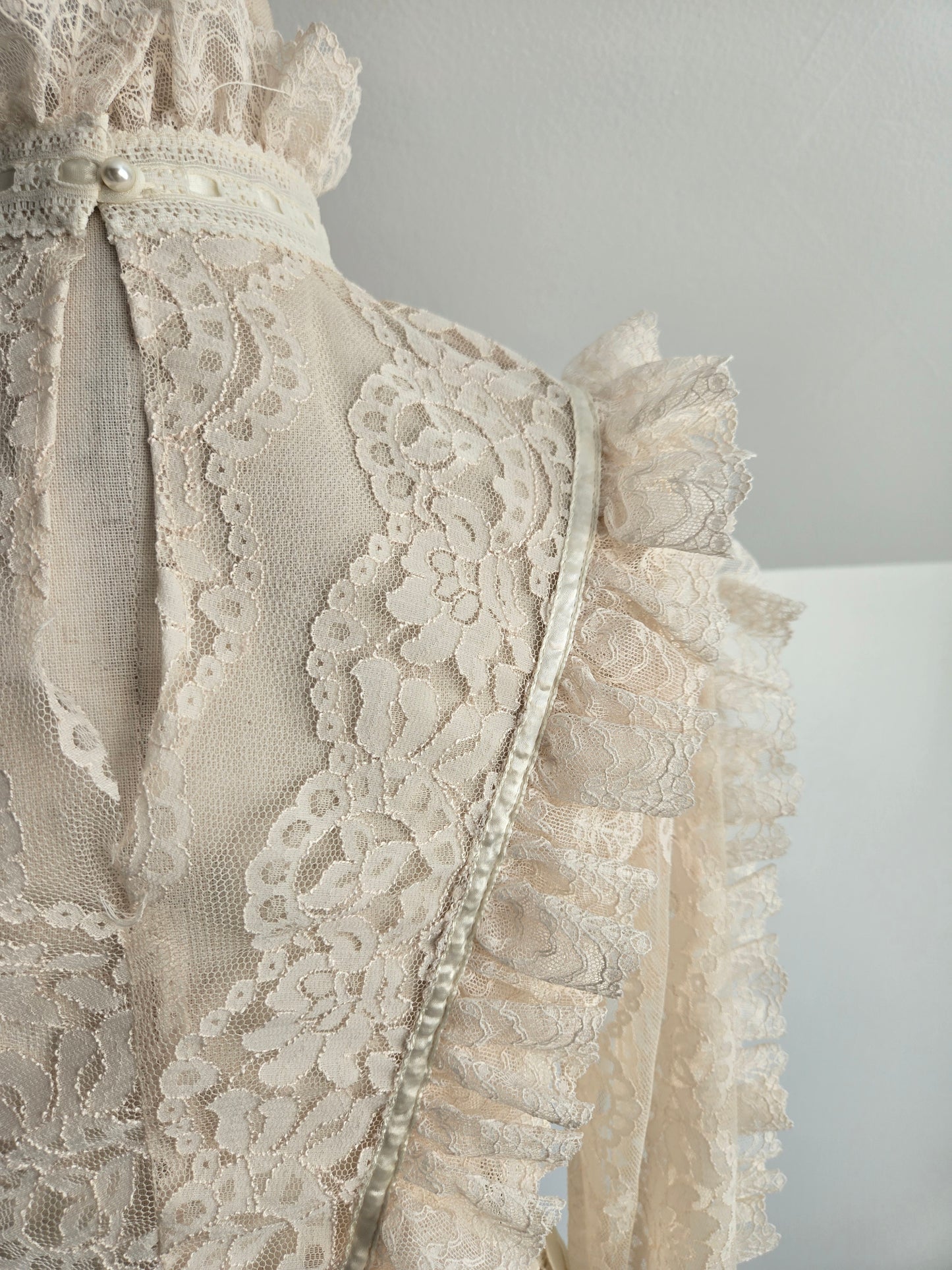 RARE! Vintage Dimensional Lace Blouse - Medium