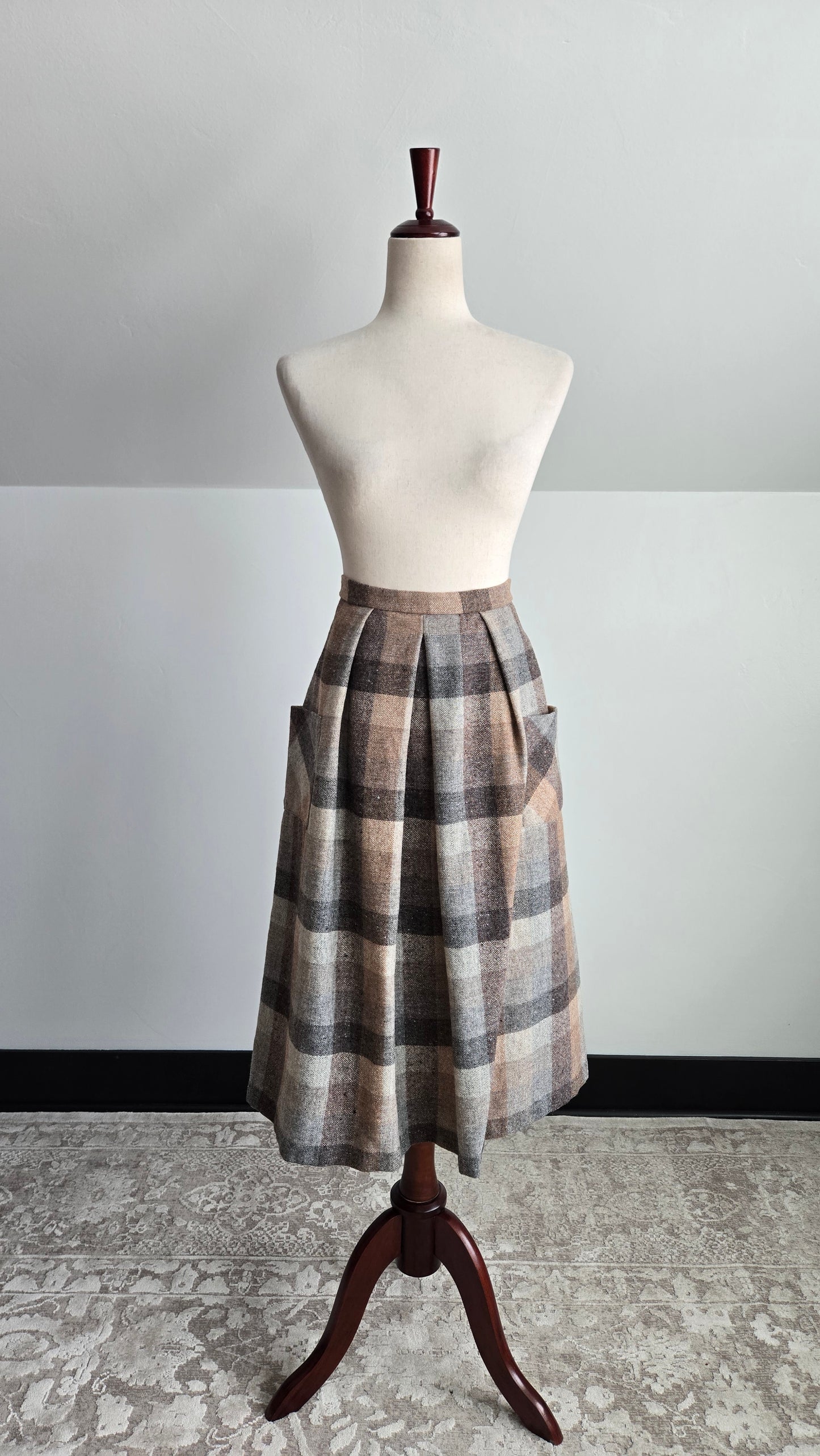 Edinburgh Woolen Mill Vintage Plaid Scottish Wool Skirt made in Great Britain - W32"