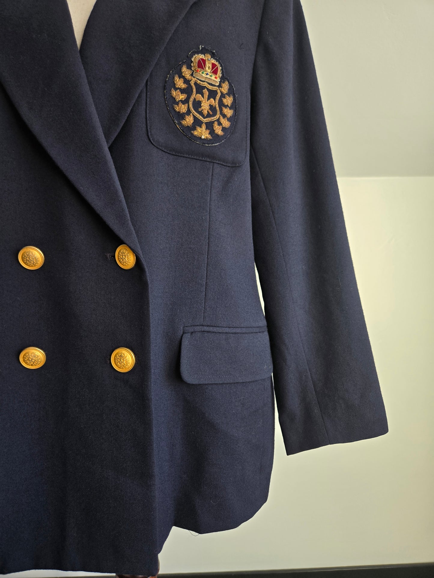 Embassy Row Vintage Pure Wool Navy Blazer with 3D Crest - Large