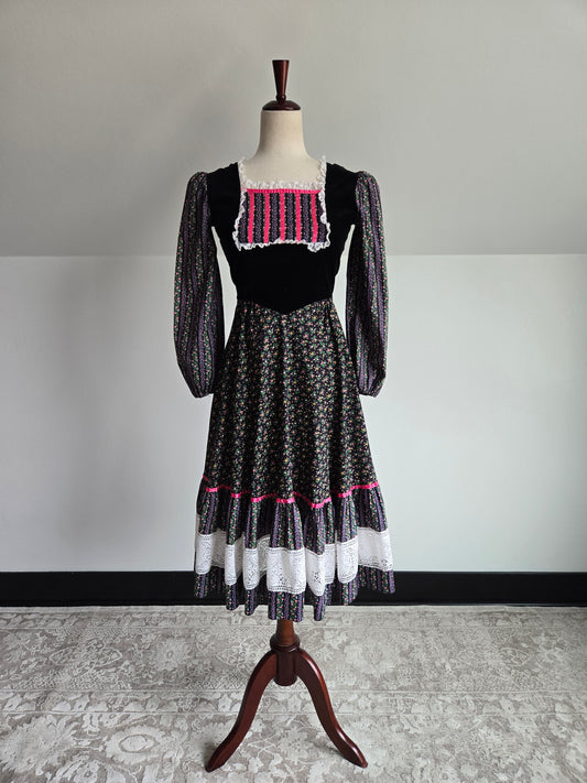 Petite Fashions Vintage 60s Velvet and Floral Prairie Dress - XS