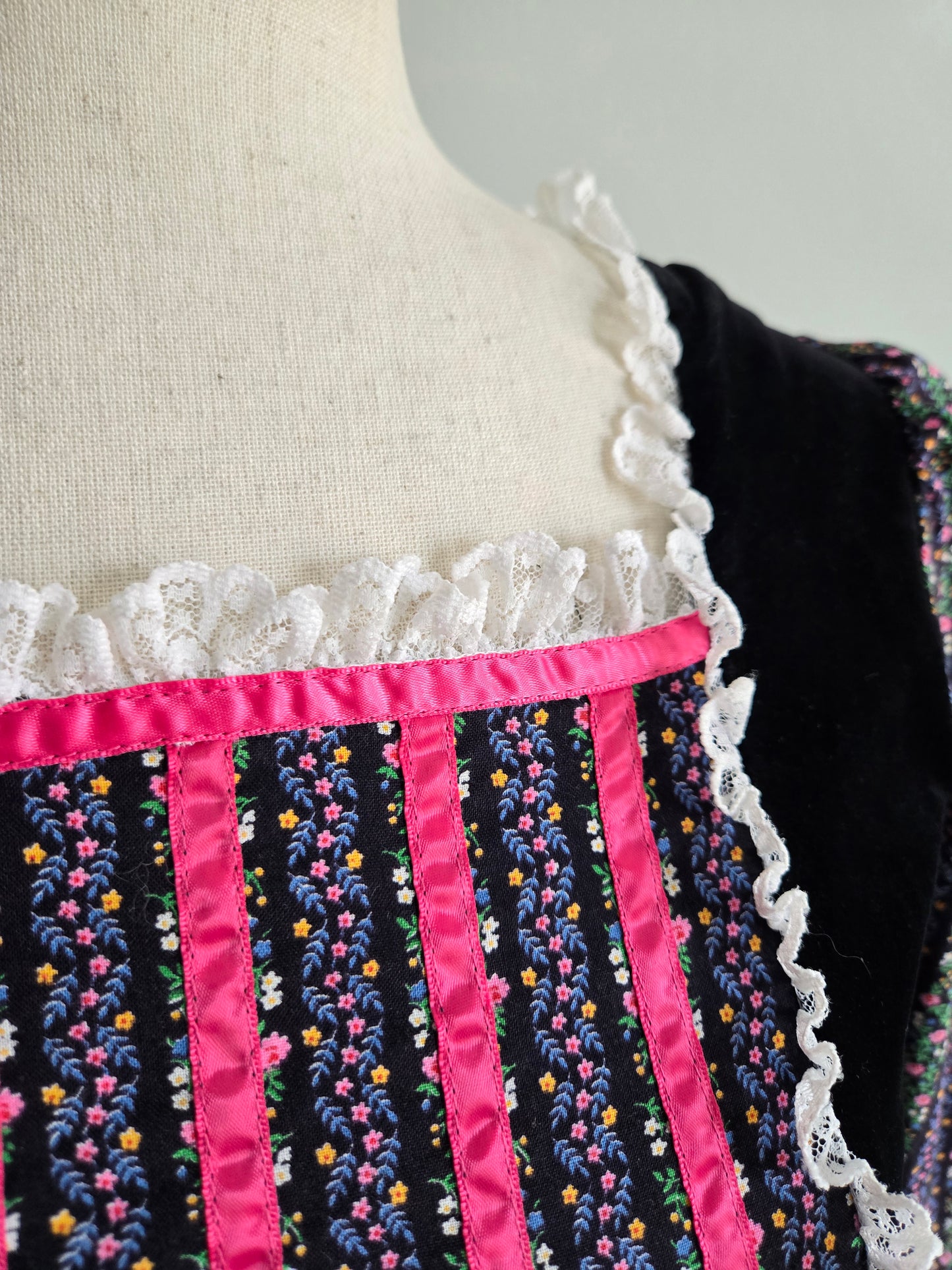 Petite Fashions Vintage 60s Velvet and Floral Prairie Dress - XS