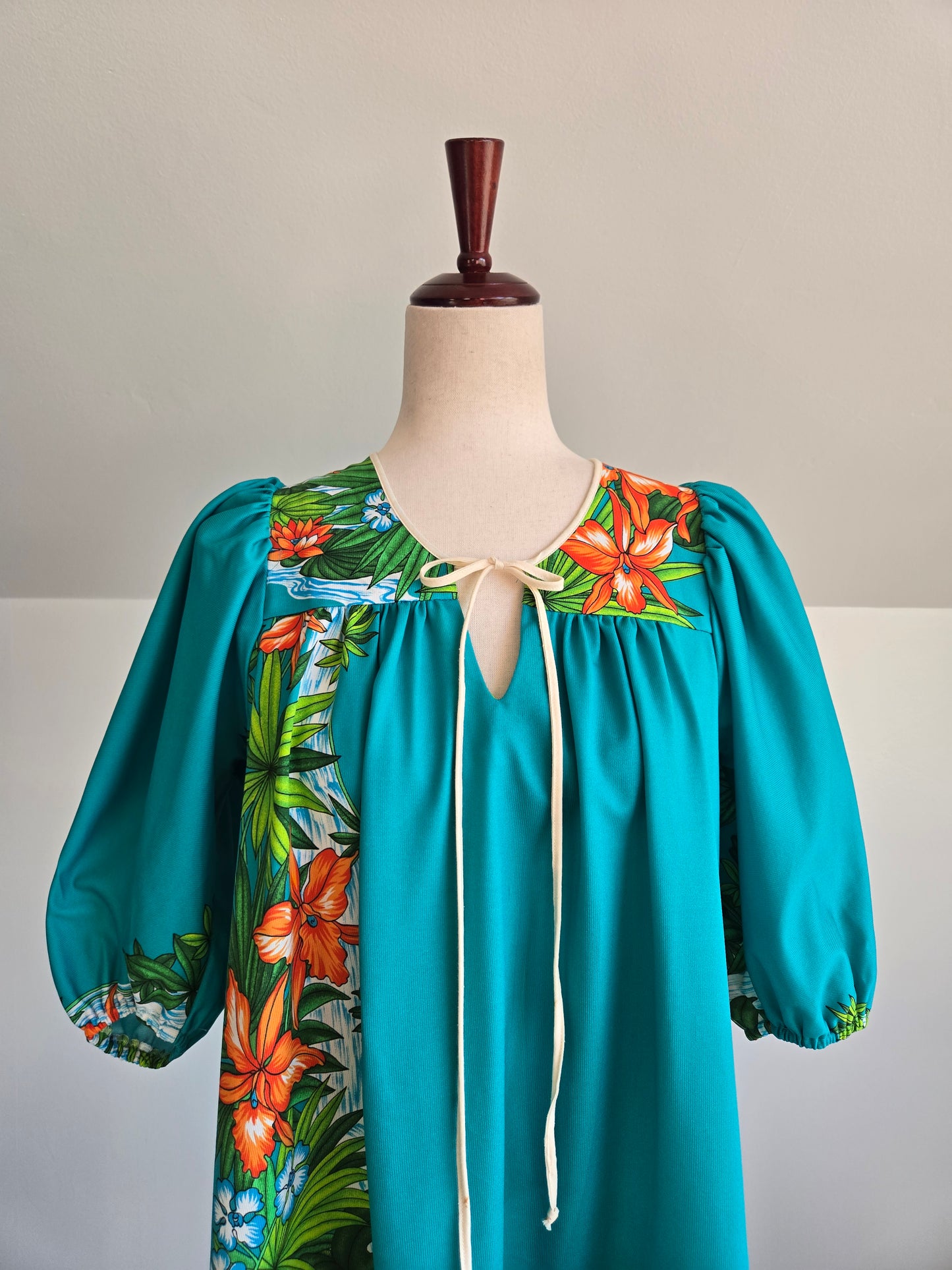 Sidan Hawaii Vintage Waterfall Muumuu - Medium